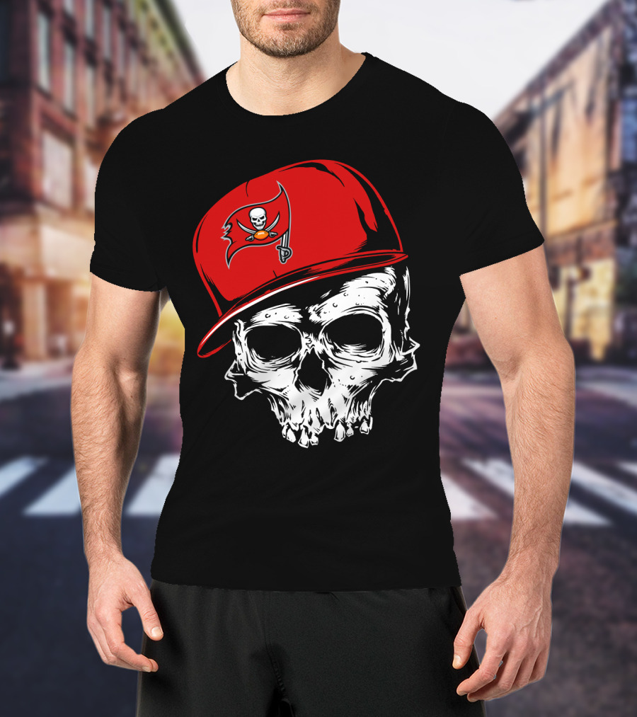 Tampa Bay Buccaneers Skull With Red Cap And Pirate Flag T-Shirt