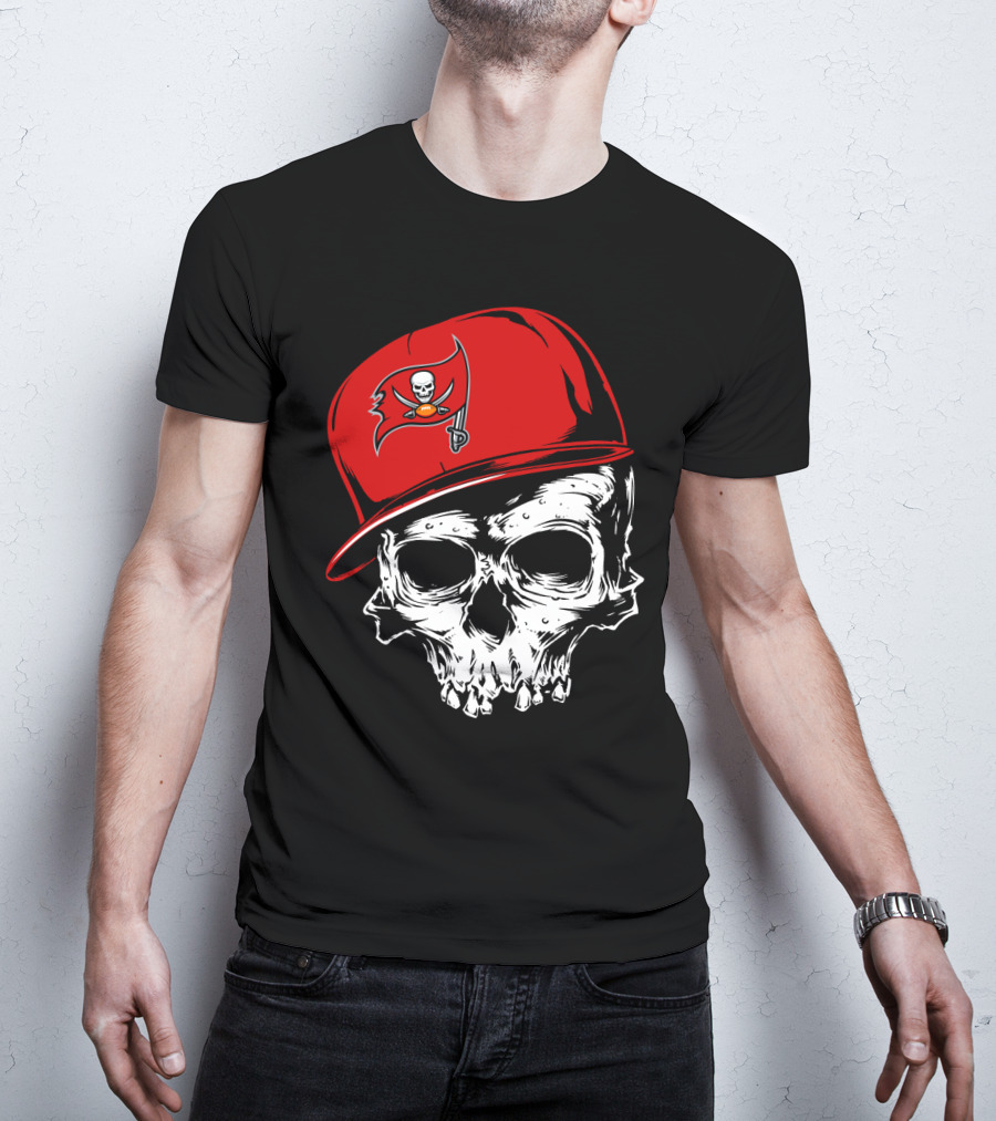 Tampa Bay Buccaneers Skull With Red Cap And Pirate Flag T-Shirt