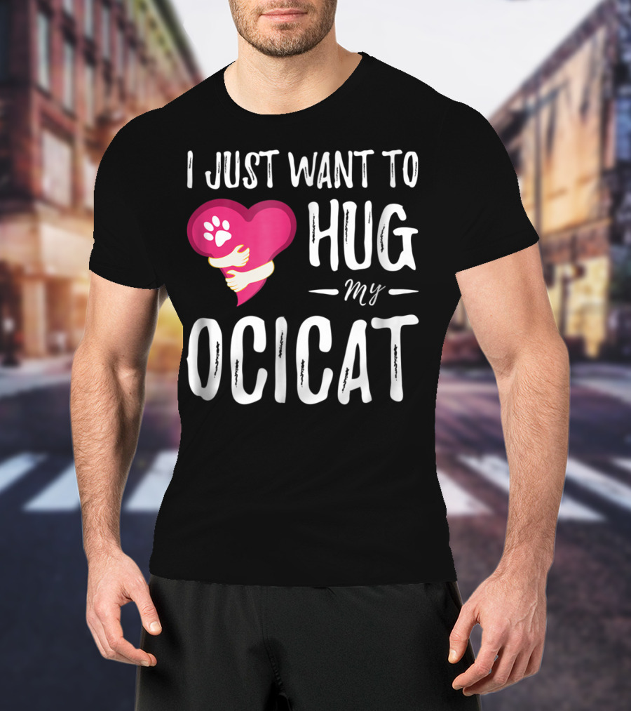 I Just Want To Hug My Ocicat Cat Lover Mom Hugging Idea92 T-Shirt