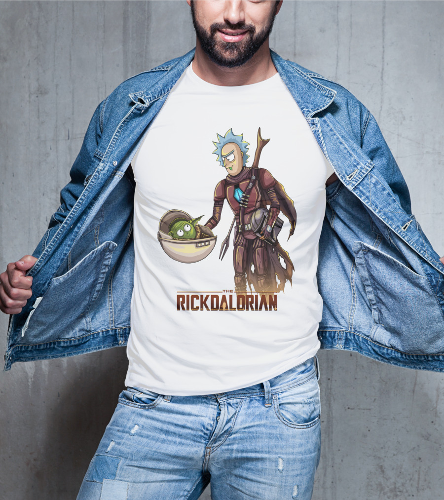 The RICKDALORIAN Sci-Fi Character Fusion With Armor And Green Alien In Pod T-Shirt