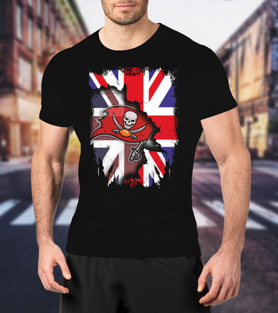 United Kingdom Flag With Buccaneers Skull And Swords T-Shirt