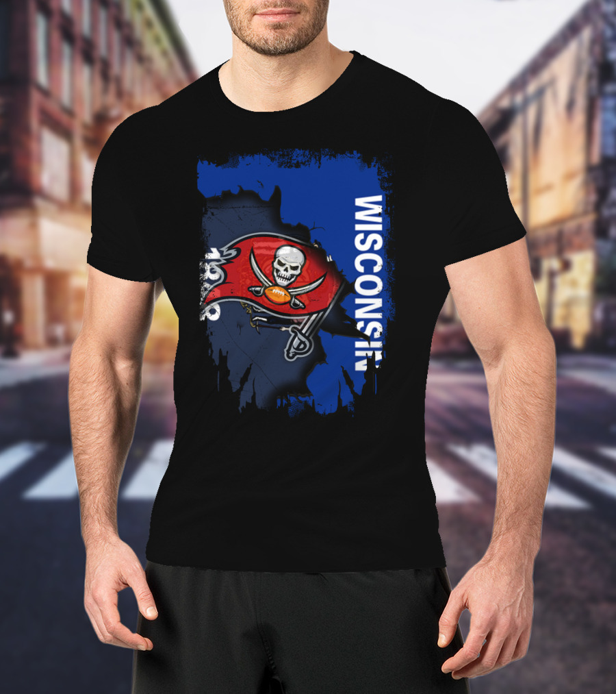 Wisconsin State With Buccaneers Skull Flag 1976 T-Shirt
