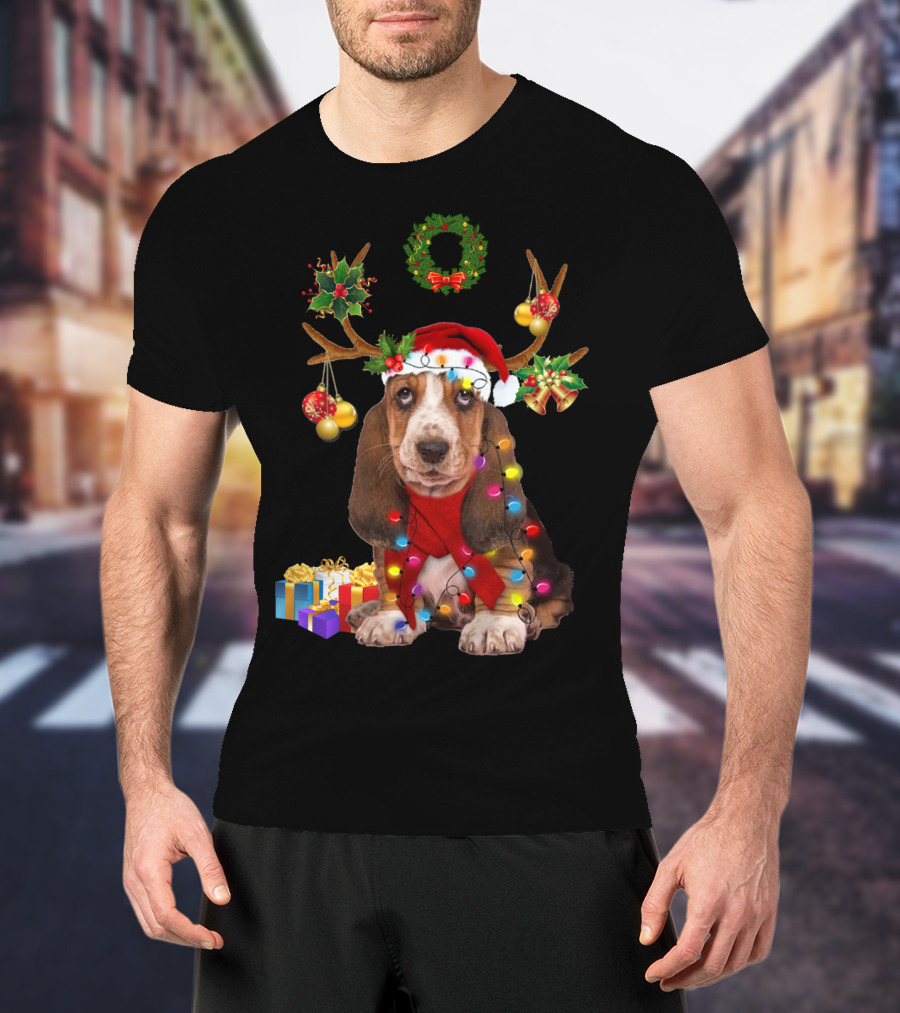 Basset Hound Santa Hat Reindeer Christmas Lights Wreath Holiday Gifts T-Shirt