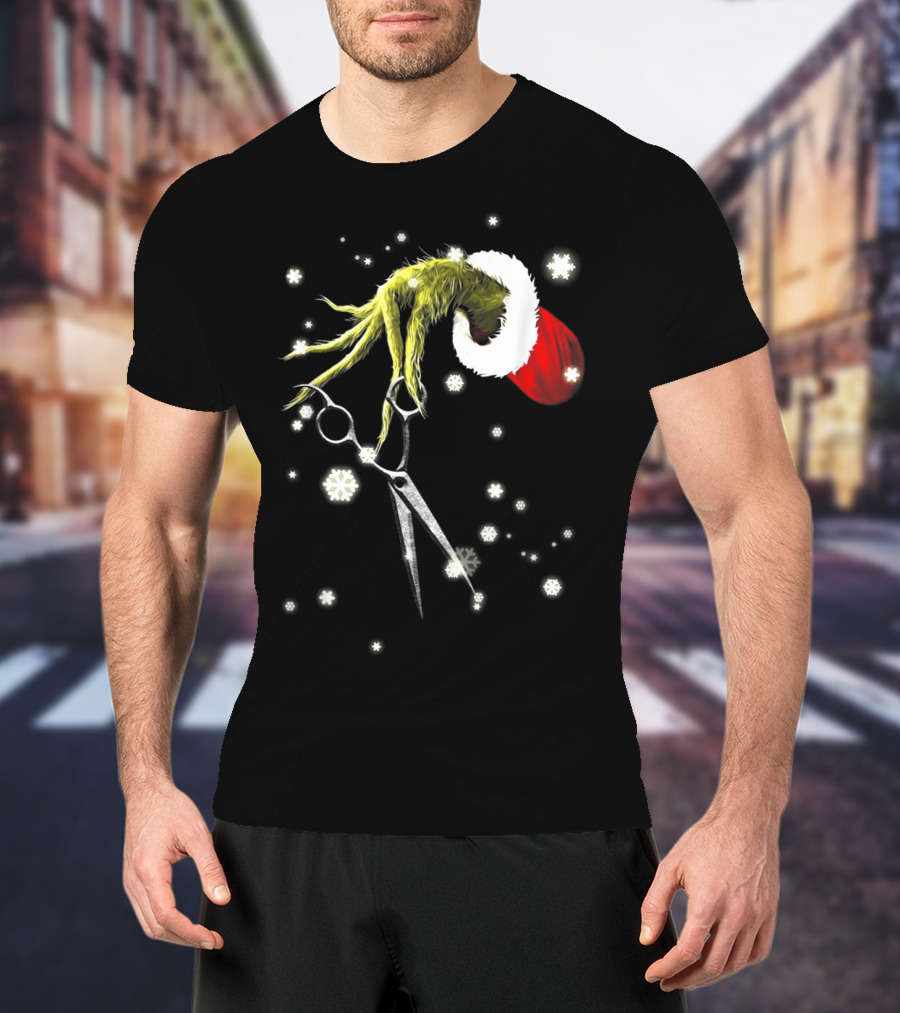 Grinch Hand With Scissors Santa Hat Snowflakes Hairdresser Christmas SE T-Shirt
