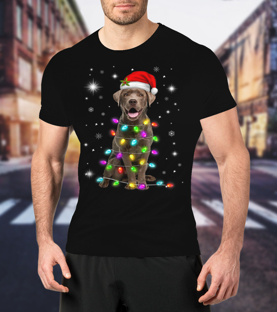 Chocolate Labrador Santa Hat Christmas Lights Snowflakes T-Shirt