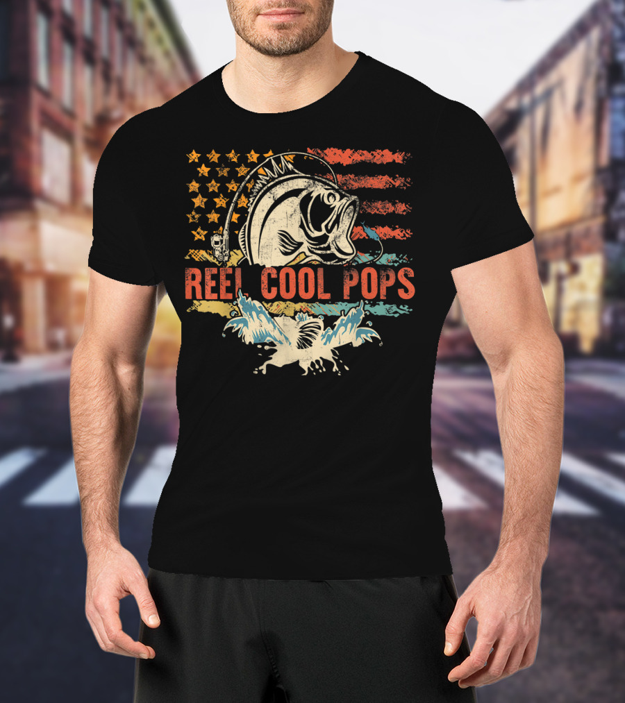 Reel Cool Pops Funny Fishing Father's Day American Flag Bass Fish Vintage Retro T-Shirt