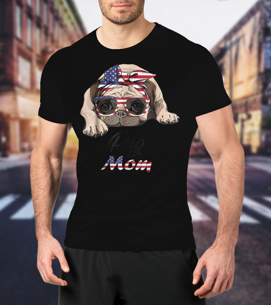 Pug Mom American Flag Bandana And Glasses T-Shirt