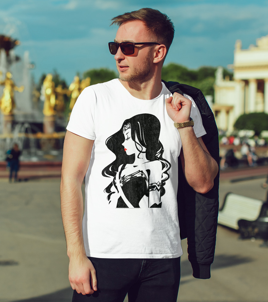 Justice League Wonder Woman Profile Silhouette With Red Lips T-Shirt