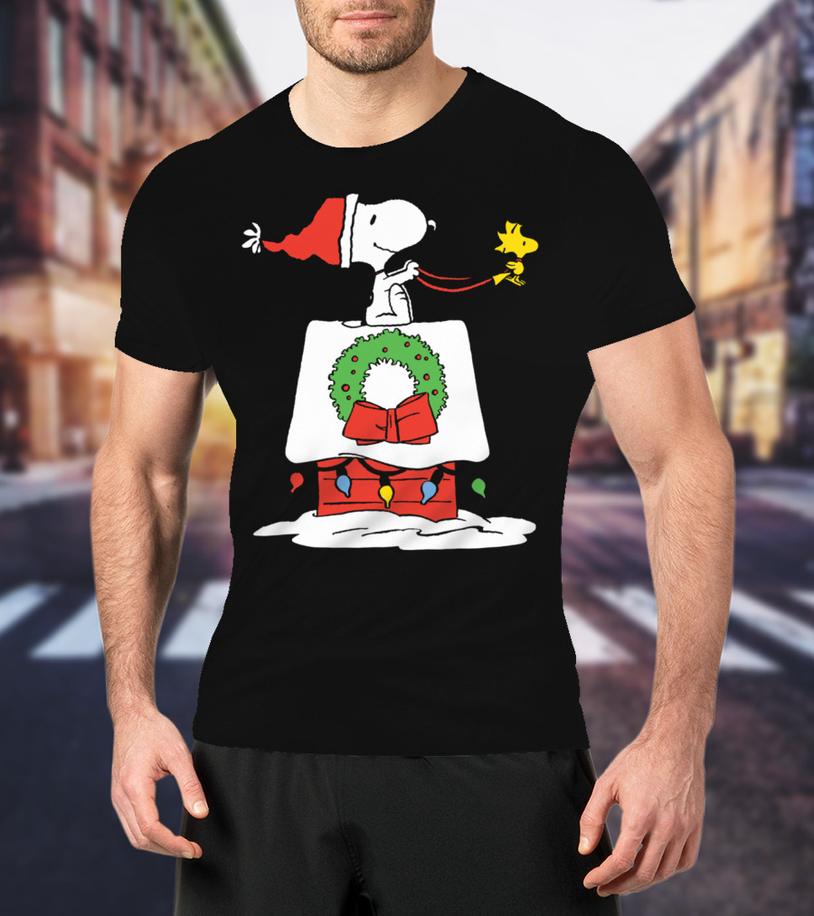 Peanuts Snoopy Santa Woodstock Christmas Wreath Doghouse Lights T-Shirt