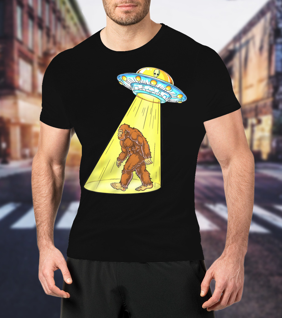 Bigfoot Sasquatch UFO Abduction Alien Flying Saucer T-Shirt