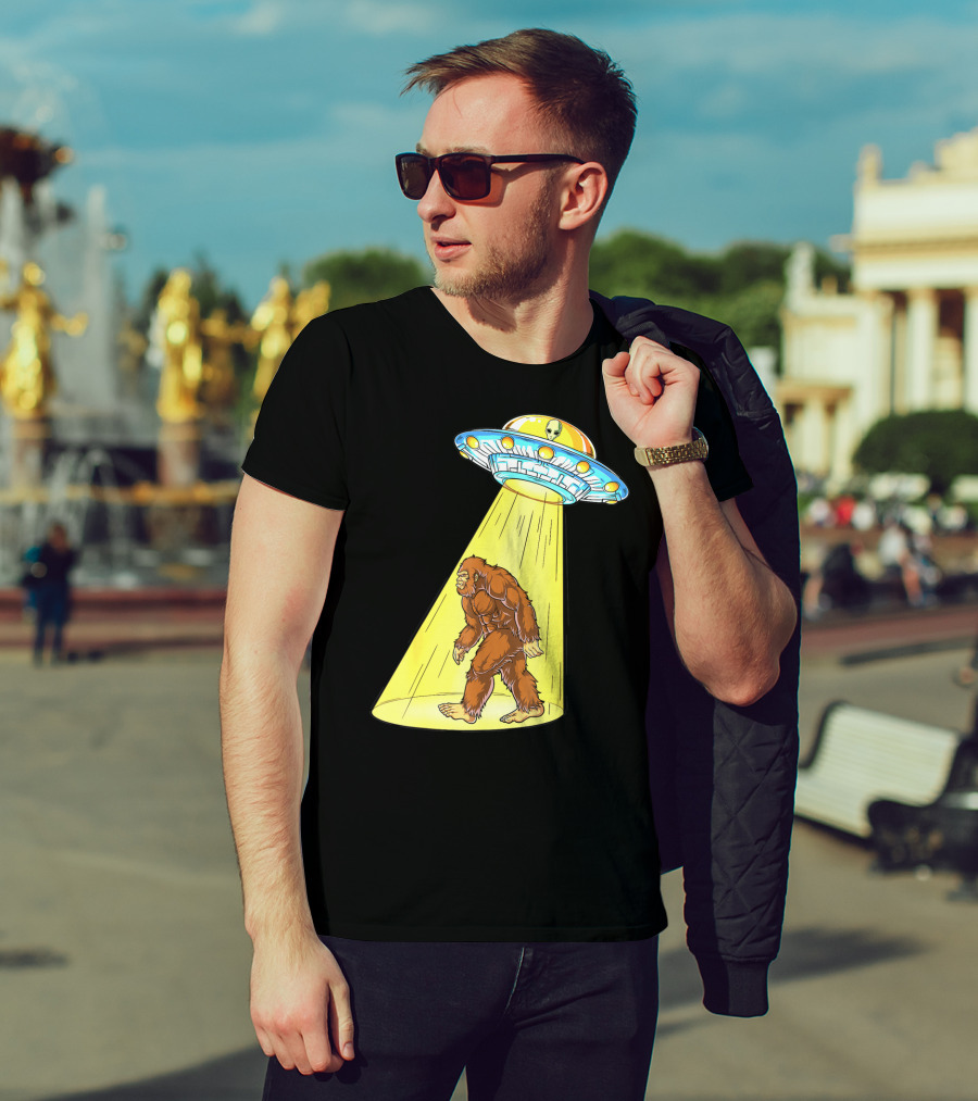 Bigfoot Sasquatch UFO Abduction Alien Flying Saucer T-Shirt