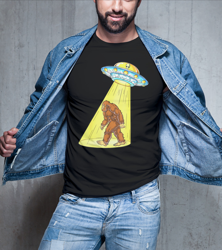 Bigfoot Sasquatch UFO Abduction Alien Flying Saucer T-Shirt