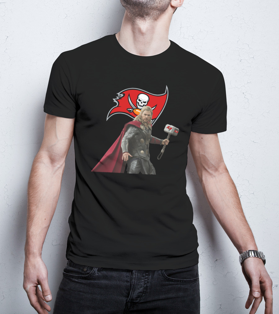 Tampa Bay Buccaneers Thor With Hammer And Skull Flag T-Shirt