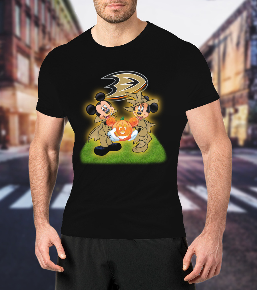 Anaheim Ducks Halloween With Mickey And Minnie Holding Pumpkin T-Shirt
