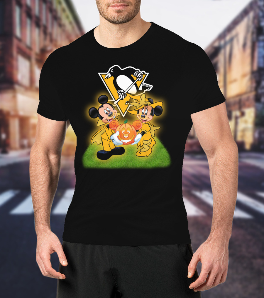 Pittsburgh Penguins Halloween Mickey And Minnie Holding Pumpkin T-Shirt