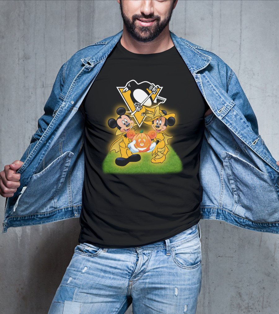 Pittsburgh Penguins Halloween Mickey And Minnie Holding Pumpkin T-Shirt
