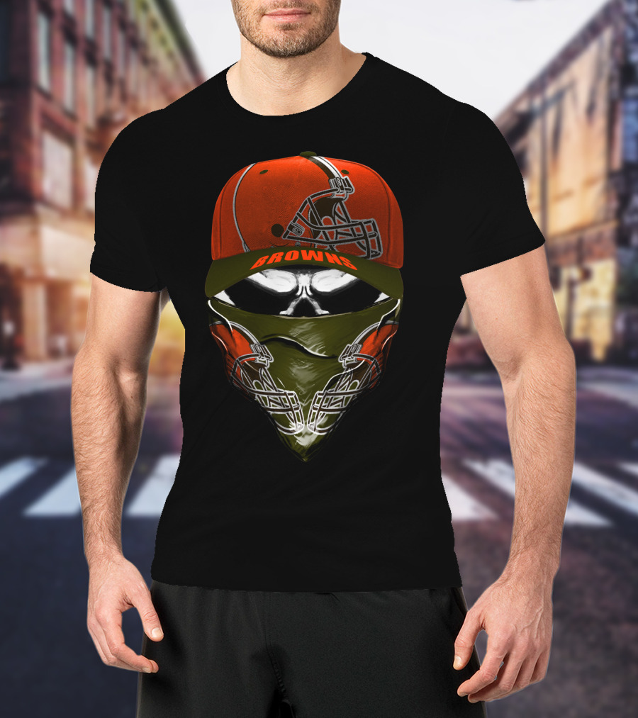 Cleveland Browns Helmet And Skull Bandana Hoodie T-Shirt