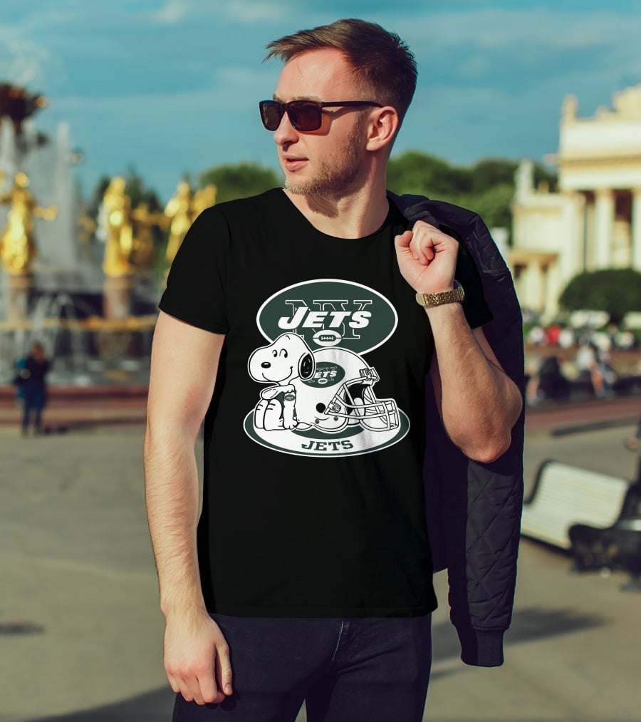 New York Jets Snoopy Football Helmet T-Shirt