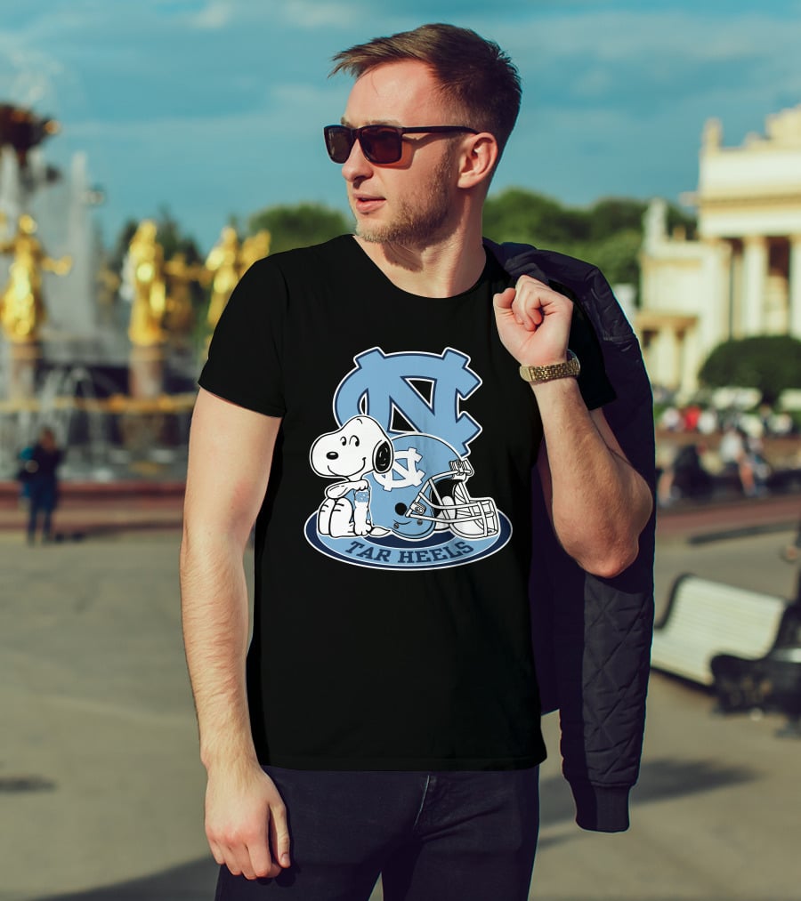 North Carolina Tar Heels Snoopy Football Helmet T-Shirt