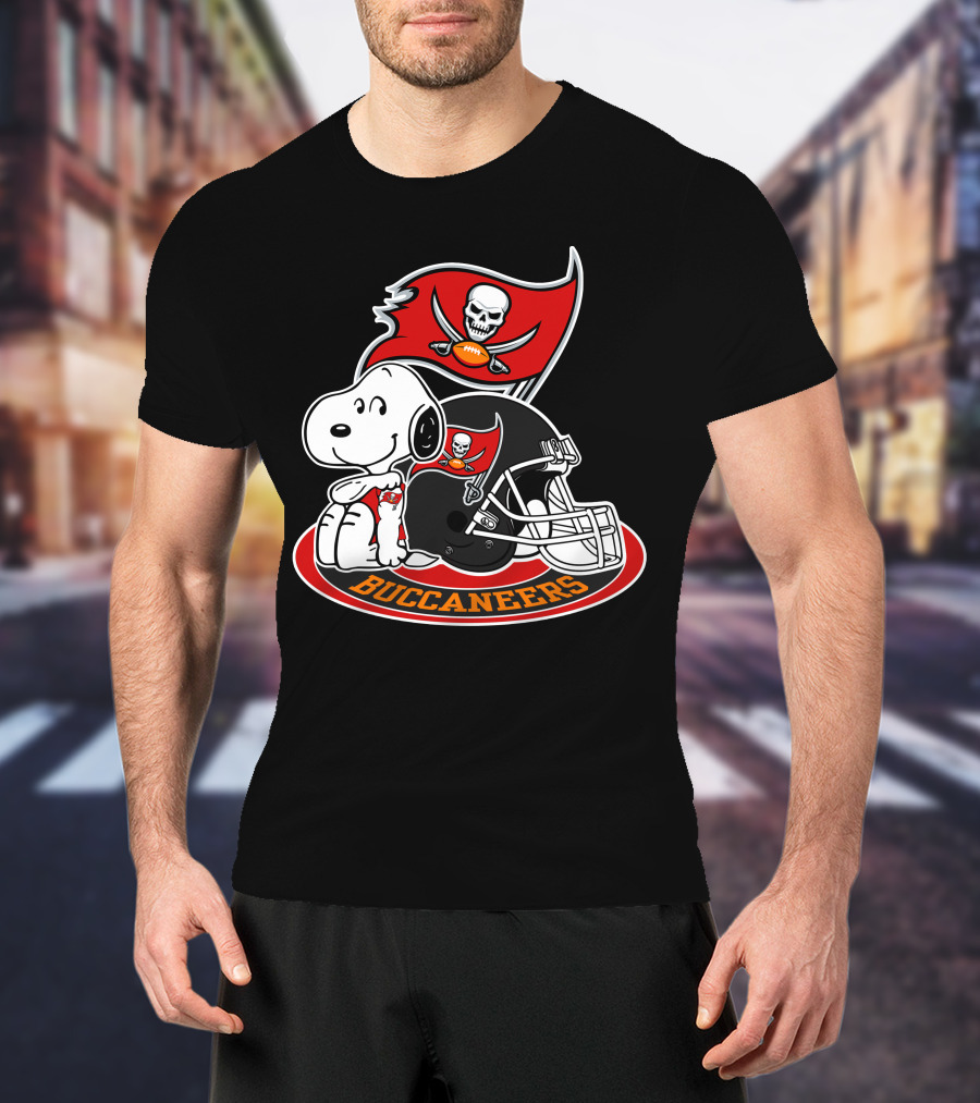 Tampa Bay Buccaneers Snoopy Helmet And Flag T-Shirt