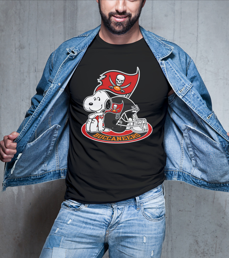 Tampa Bay Buccaneers Snoopy Helmet And Flag T-Shirt