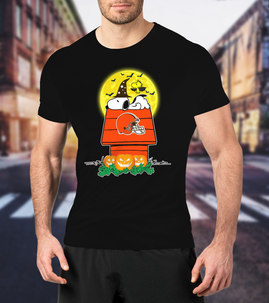 Cleveland Browns Helmet Snoopy Woodstock Halloween House Pumpkins Moon T-Shirt