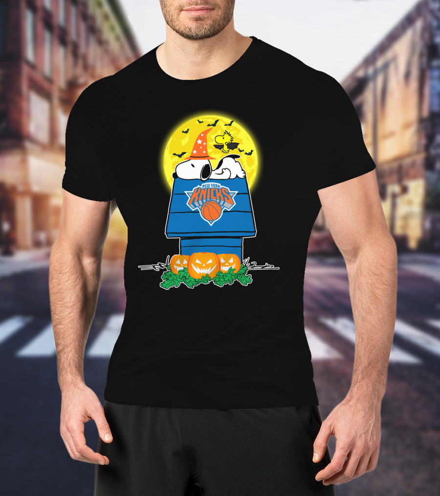 New York Knicks Snoopy Halloween Pumpkin Doghouse Full Moon T-Shirt