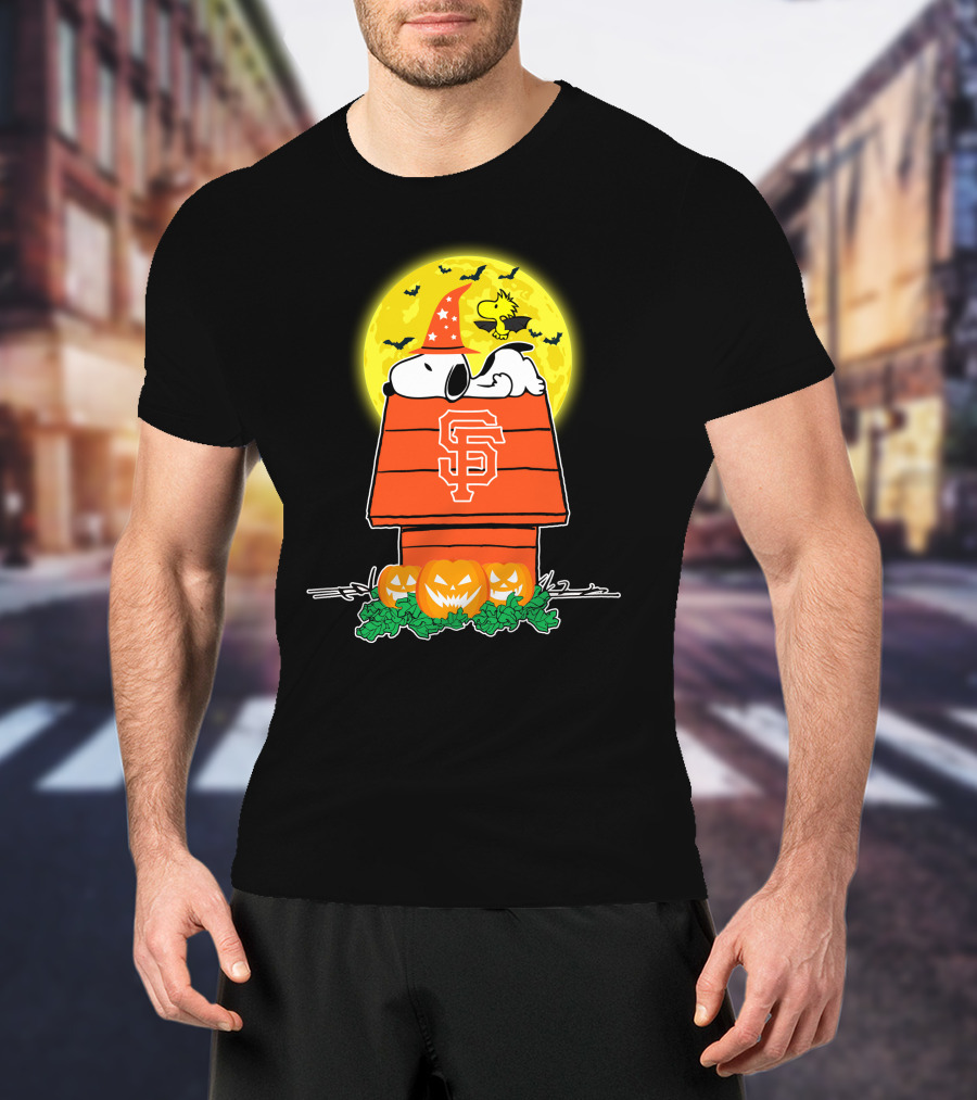 San Francisco Giants Snoopy Woodstock Halloween Moon Pumpkins T-Shirt