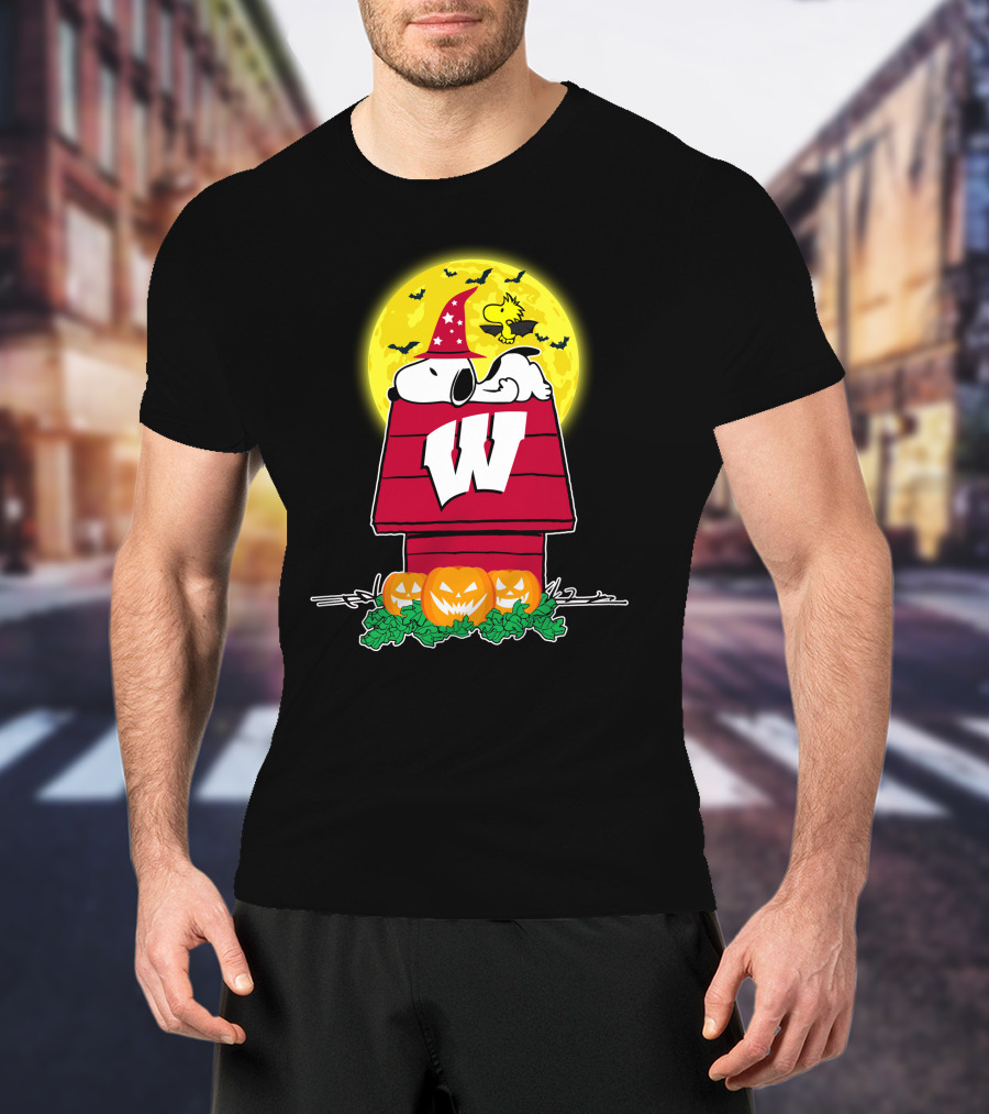 Snoopy Wisconsin Badgers Halloween Pumpkin Moon Night Scene T-Shirt