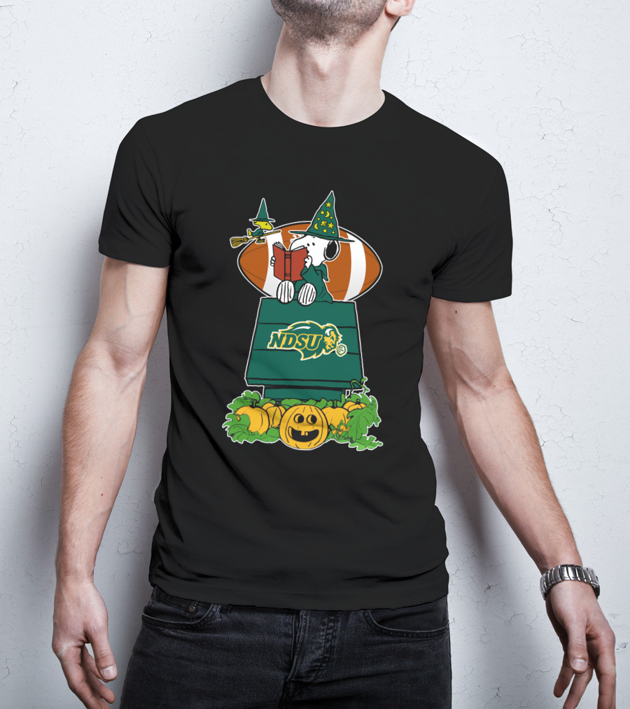 Ndsu Bison Snoopy Halloween Witch Hat Pumpkin Football Scene T-Shirt