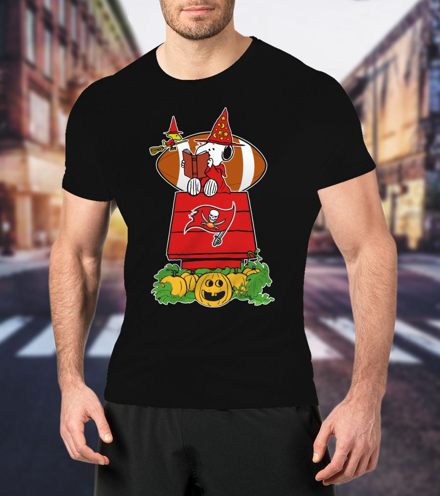 Tampa Bay Buccaneers Snoopy Halloween Witch Hat Pumpkin Football House T-Shirt