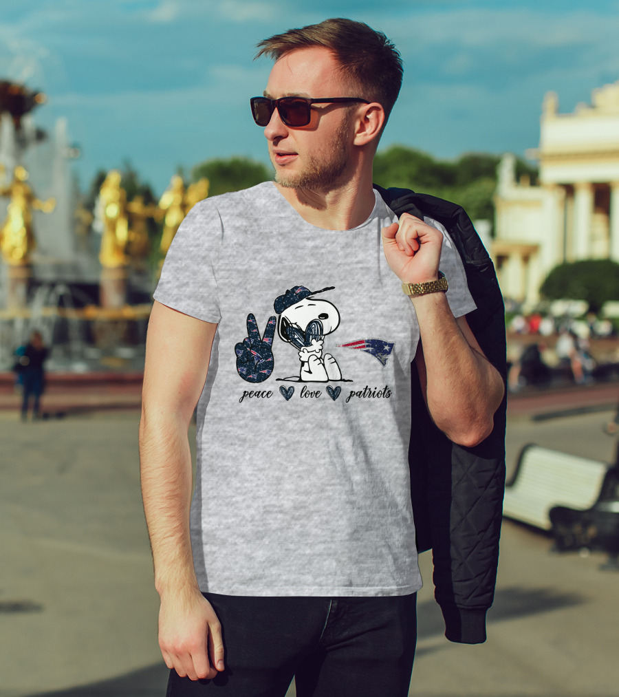 Peace Love Patriots Snoopy New England Patriots Fan T-Shirt