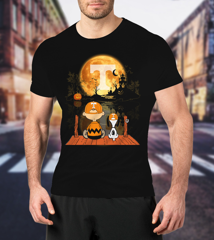 Tennessee Volunteers Halloween Full Moon T And Snoopy Pumpkin Scene T-Shirt