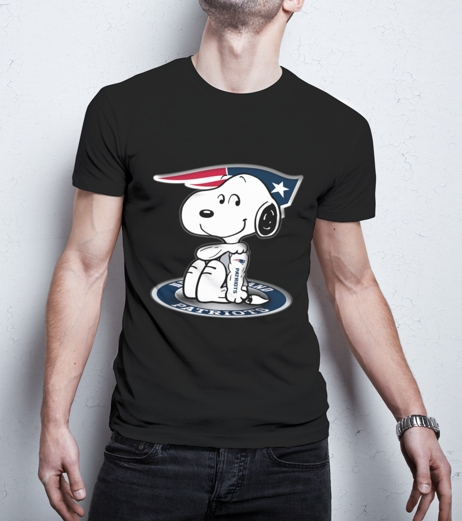 Snoopy New England Patriots Fan With Team T-Shirt