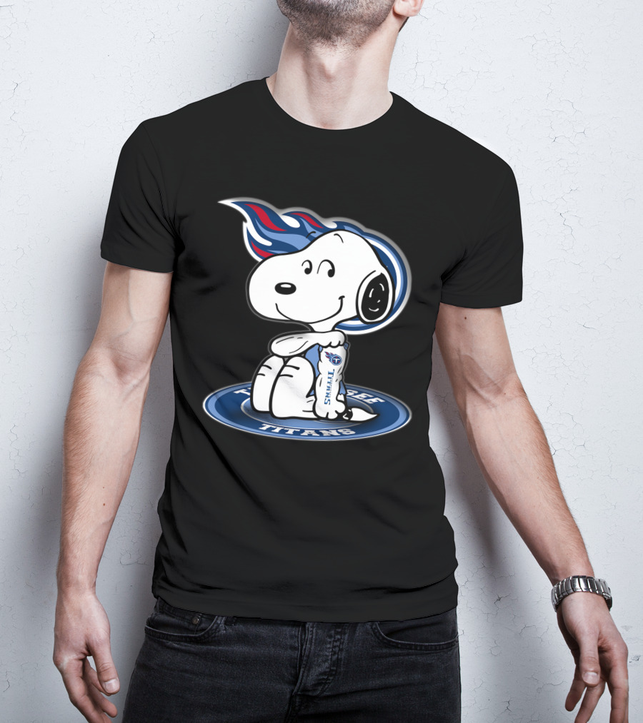 Tennessee Titans Snoopy Holding Football T-Shirt