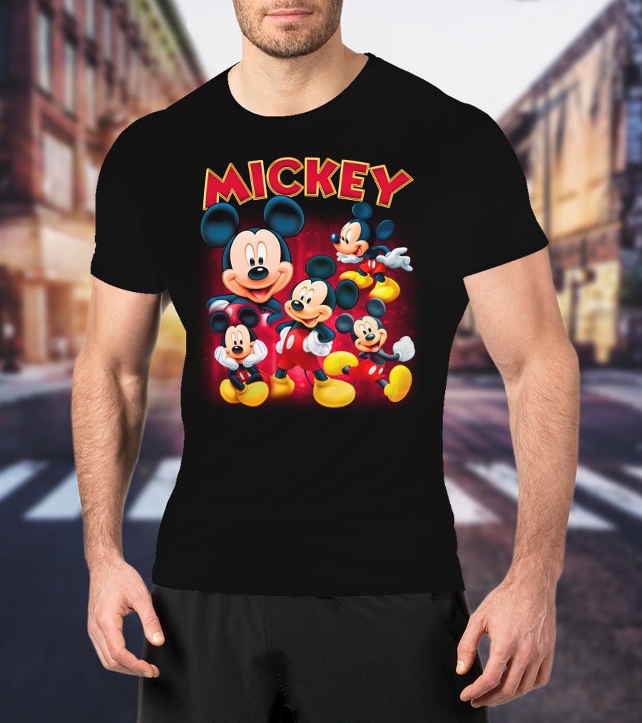 Mickey Czerwono-Żółty Napis Z Kilkoma Klasycznymi Postaciami W Różnych Pozach Na Ciemnym Tle T-Shirt