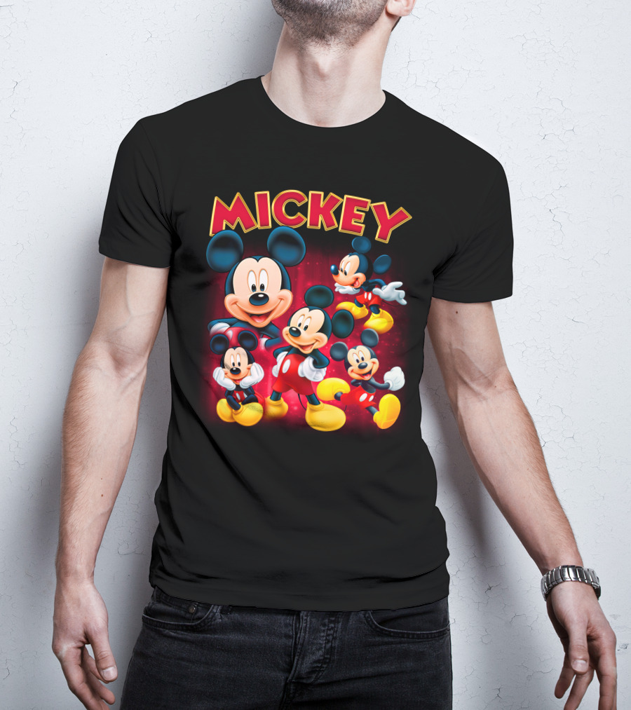 Mickey Czerwono-Żółty Napis Z Kilkoma Klasycznymi Postaciami W Różnych Pozach Na Ciemnym Tle T-Shirt