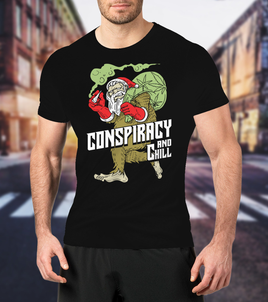 Conspiracy And Chill Bigfoot Weihnachtsmann Raucht Gras Fun Santa Bigfoot Smoking Christmas Weed T-Shirt