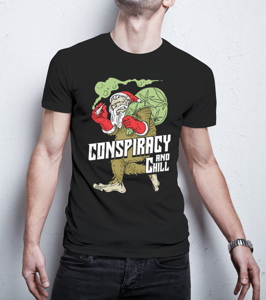Conspiracy And Chill Bigfoot Weihnachtsmann Raucht Gras Fun Santa Bigfoot Smoking Christmas Weed T-Shirt