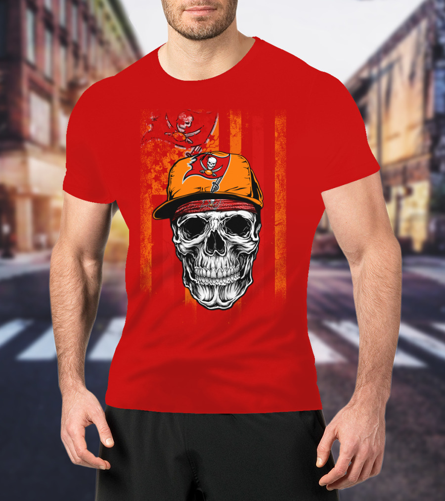 Tampa Bay Buccaneers Skull In Cap With Pirate Flag T-Shirt