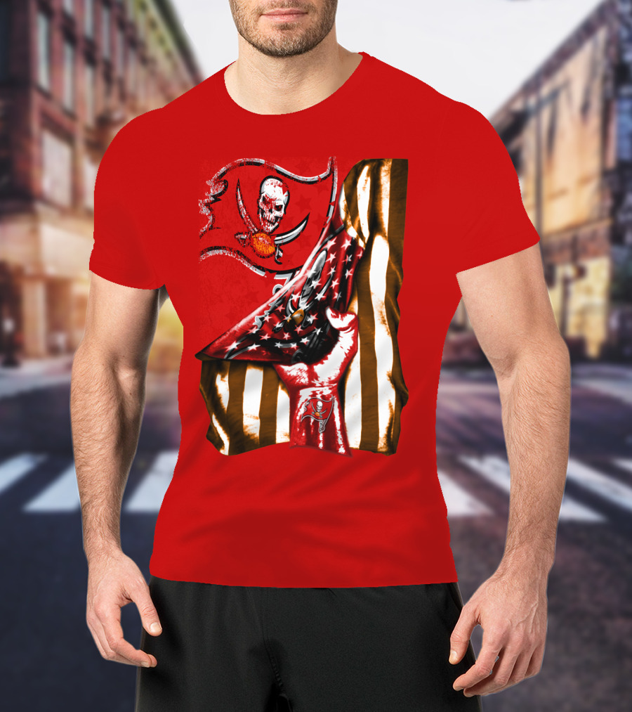 Tampa Bay Buccaneers Skull Flag And Hand With Stars And Stripes T-Shirt