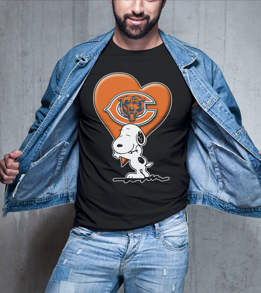 Snoopy Heart Chicago Bears Retro Logo Hug T-Shirt