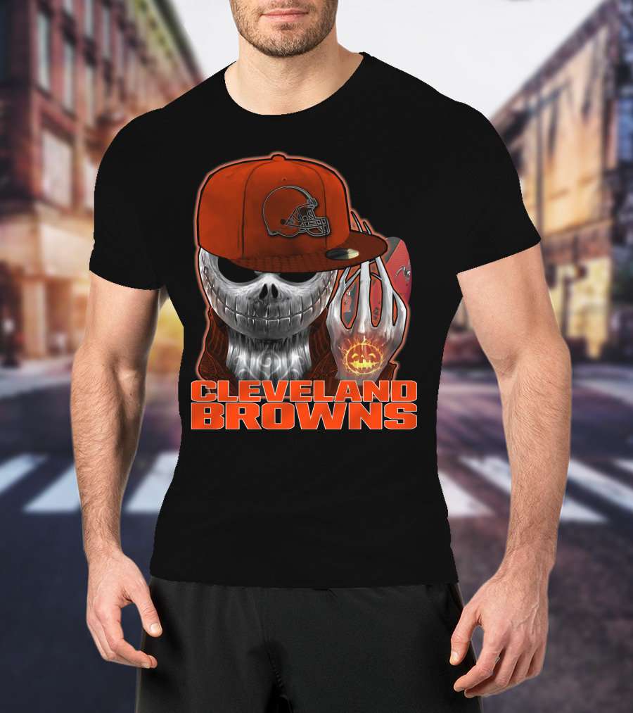 Jackskull CLEVELAND BROWNS Skull In Hat And Glowing Pumpkin Football T-Shirt