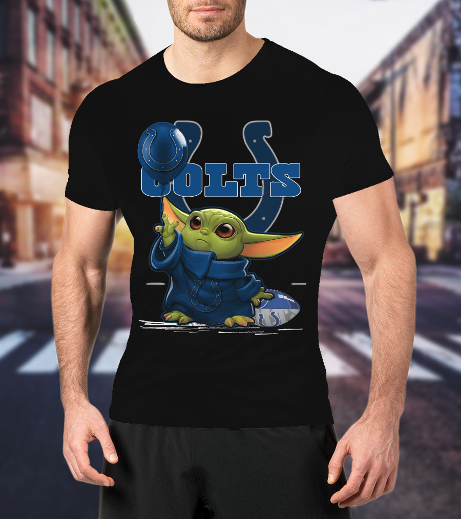 Yoda Holding Indianapolis Colts Helmet And Football T-Shirt