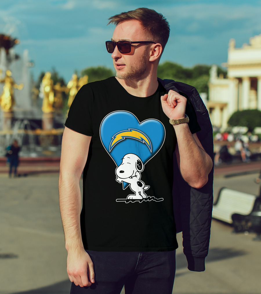 Snp V1 Los Angeles Chargers Snoopy Hugging Heart T-Shirt