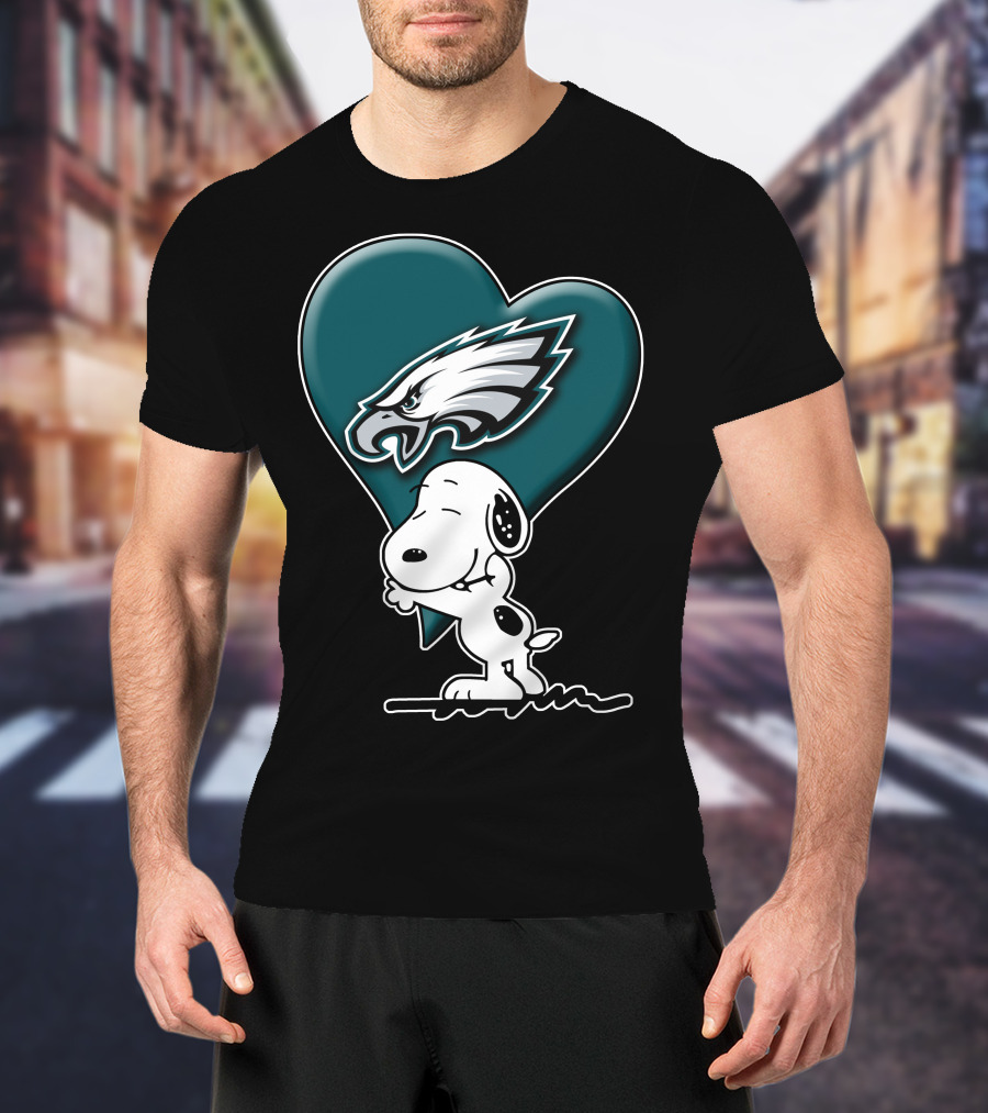 Snoopy Hugging Heart Philadelphia Eagles T-Shirt
