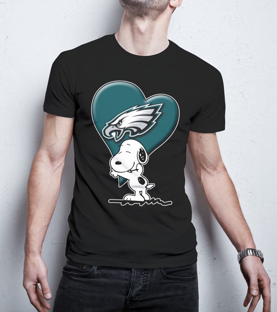 Snoopy Hugging Heart Philadelphia Eagles T-Shirt
