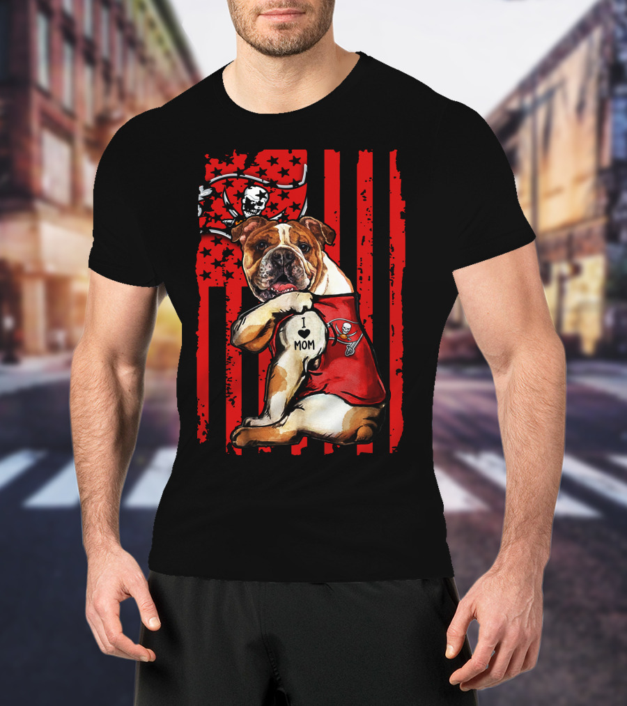 Bulldog I Love Mom Tampa Bay Buccaneers Flag Background T-Shirt
