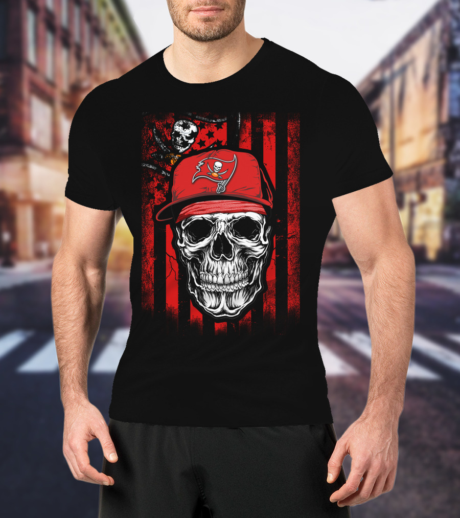 Skull With Tampa Bay Buccaneers Hat And Pirate Flag T-Shirt