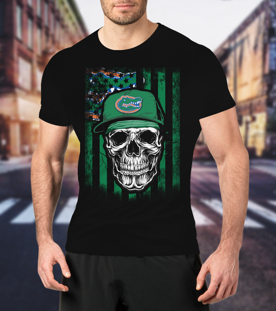 Skull With Florida Gators Hat On Grunge American Flag Background T-Shirt